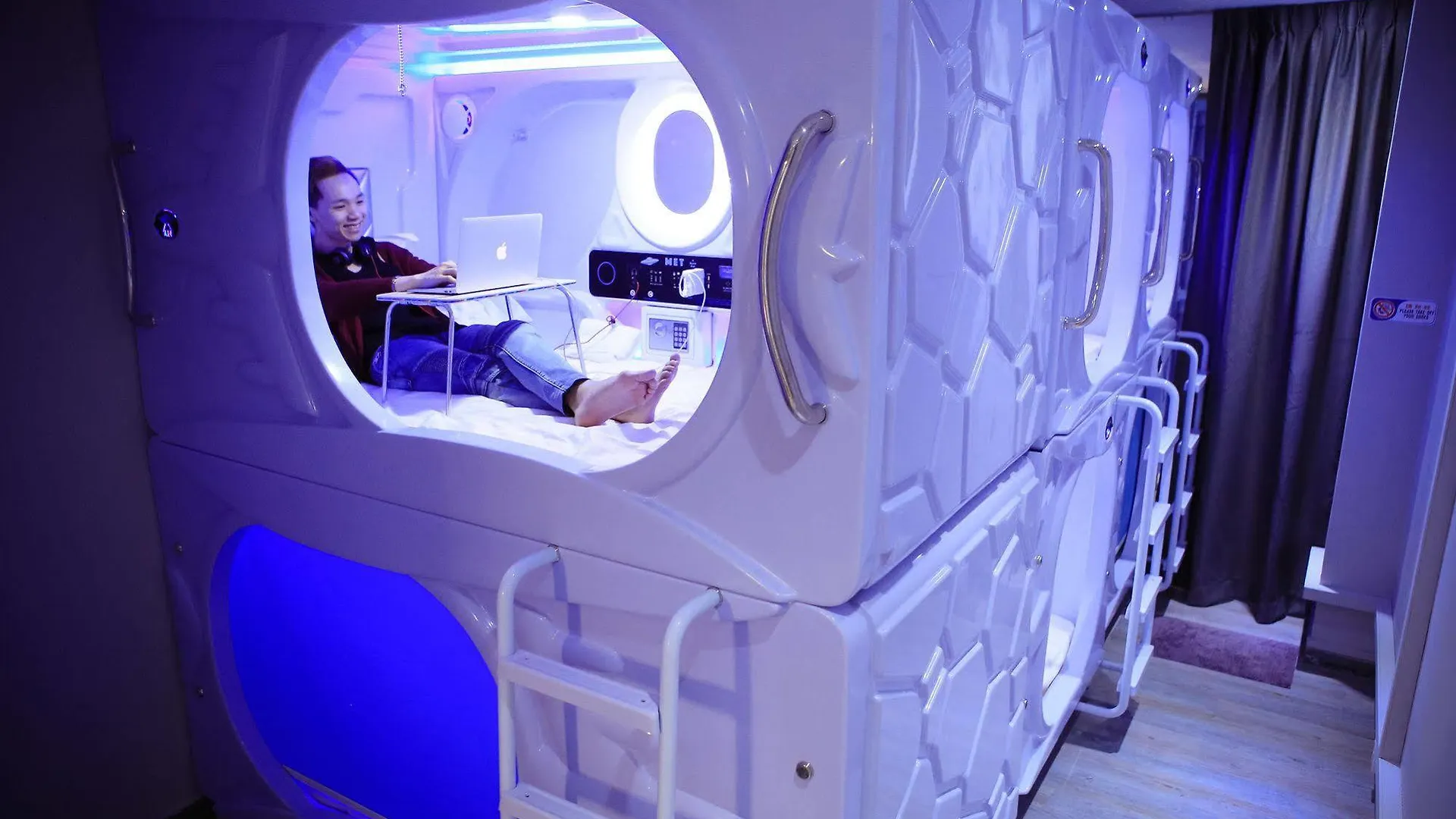 Capsule hotel Met A Space Pod @ Boat Quay Singapore