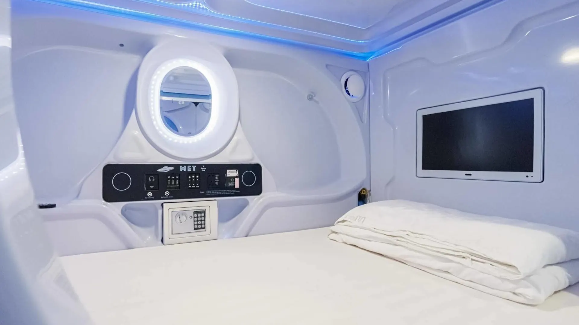 Met A Space Pod @ Boat Quay Singapore